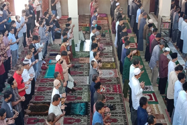 Penampakan Ribuan Jamaah Masjid Salat Gaib dan Mendoakan Emmeril Kahn Mumtadz Anak Ridwan Kamil