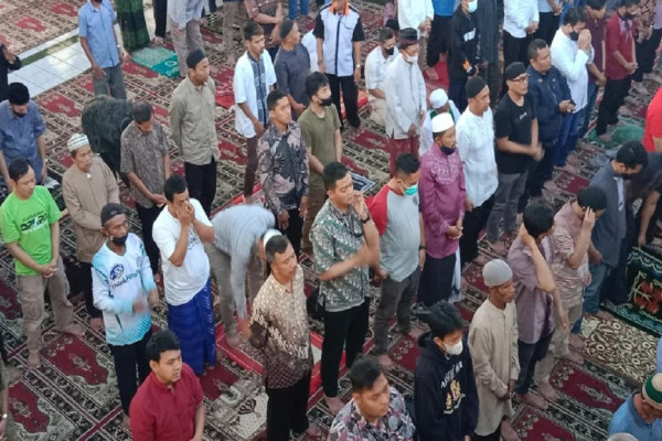 Penampakan Ribuan Jamaah Masjid Salat Gaib dan Mendoakan Emmeril Kahn Mumtadz Anak Ridwan Kamil