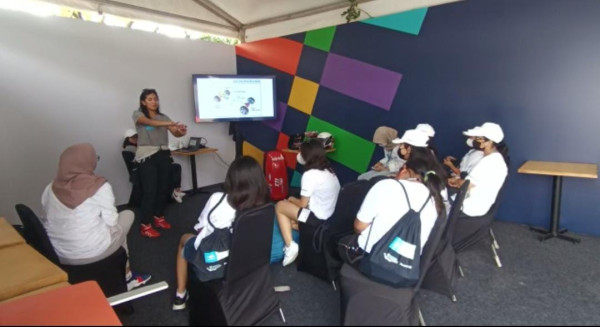 Jelang Formula E, Begini Keseruan Pebalap Cantik Alexandra Asmasoebrata Bareng 100 Anak