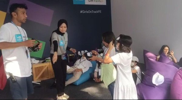 Jelang Formula E, Begini Keseruan Pebalap Cantik Alexandra Asmasoebrata Bareng 100 Anak