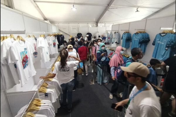 Penonton Antusias Berburu Koleksi Suvenir Formula E Jakarta yang Bersejarah