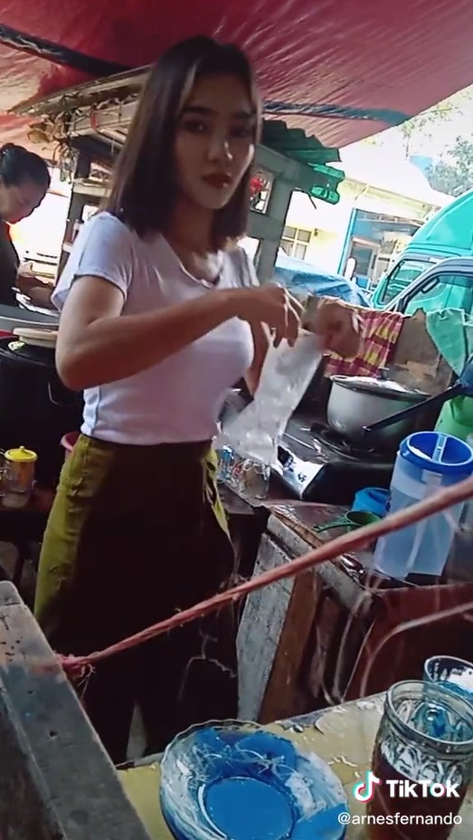 Viral! Penjaga Warung Cantik Mirip Wika Salim, Bikin Pelanggan Betah Nongkrong