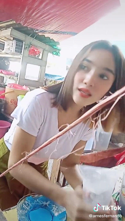 Viral! Penjaga Warung Cantik Mirip Wika Salim, Bikin Pelanggan Betah Nongkrong