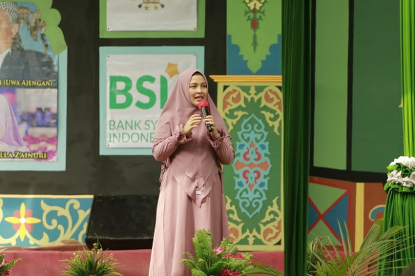 Bupati Winarti Kucurkan Rp100 juta untuk Pembangunan Mushola Pondok Pesantren Miftahul Huda