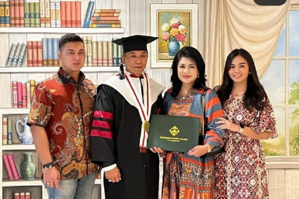 Langganan Jadi Lulusan Terbaik, Jenderal Bintang 2 Ini Raih Doktor dengan Status Cumlaude