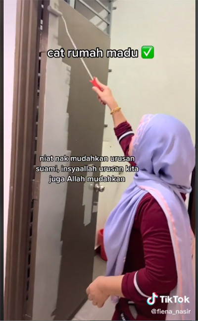 Viral! Video Istri Pertama Bantu Suami Ngecat Rumah Madunya, Netizen Kagum