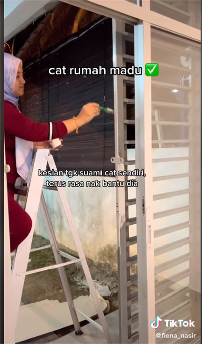 Viral! Video Istri Pertama Bantu Suami Ngecat Rumah Madunya, Netizen Kagum