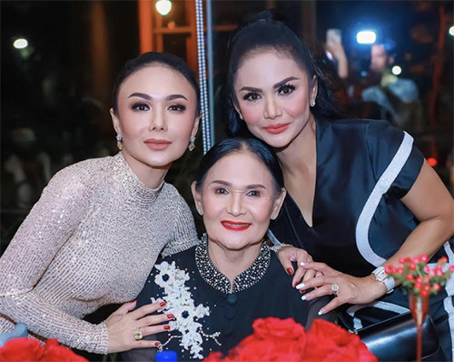 Kecantikan Yuni Shara Nggak Luntur di Ultah ke-50, Intip 4 Potret Awet Mudanya