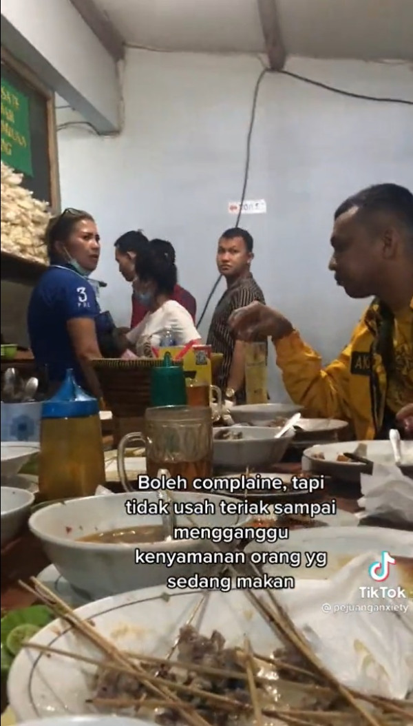 Viral! Emak-emak Marah Gegara Pesanan Lama, Langsung Diusir Pengunjung Lain