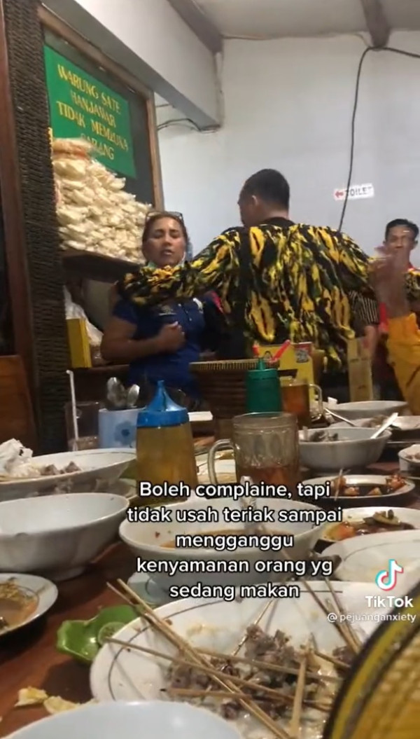 Viral! Emak-emak Marah Gegara Pesanan Lama, Langsung Diusir Pengunjung Lain