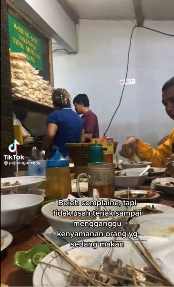 Viral! Emak-emak Marah Gegara Pesanan Lama, Langsung Diusir Pengunjung Lain