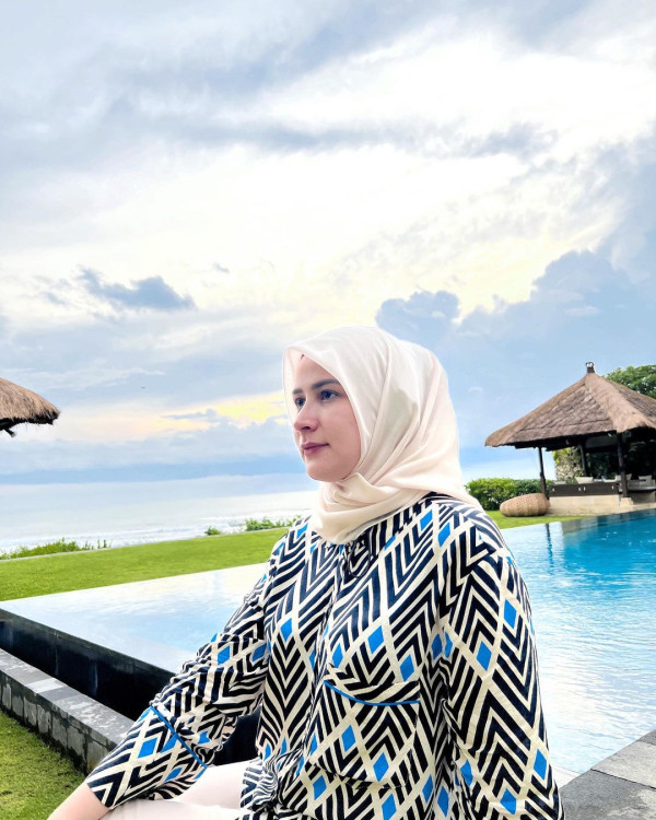 Rina Diana Jadi Mualaf, Mantap Masuk Islam usai Lihat Orang Sholat