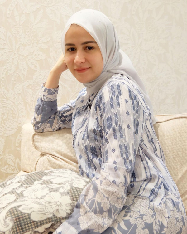 Rina Diana Jadi Mualaf, Mantap Masuk Islam usai Lihat Orang Sholat