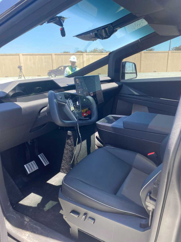 Akhirnya, Interior Tesla Cybertruck Terungkap Juga Penampakannya