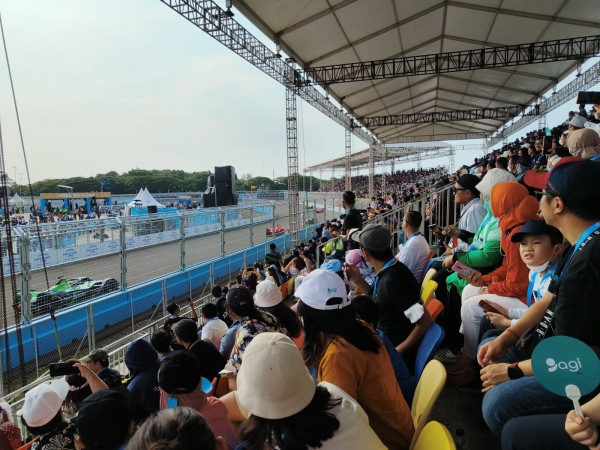 Terinspirasi Mobil Balap, Ini Spesifikasi dan Keunggulan realme GT Neo 3