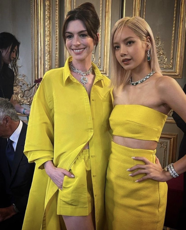 Anne Hathaway Foto Bareng Lisa BLACKPINK di Acara Bvlgari, Cantiknya Kebangetan