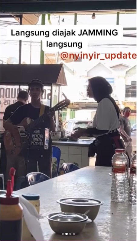Viral! Pengamen Ini Bawakan Lagu Pelan-pelan Saja di Rumah Makan, Tak Sadar Duet Bareng Tantri Kotak