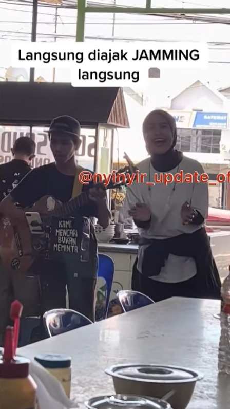 Viral! Pengamen Ini Bawakan Lagu Pelan-pelan Saja di Rumah Makan, Tak Sadar Duet Bareng Tantri Kotak