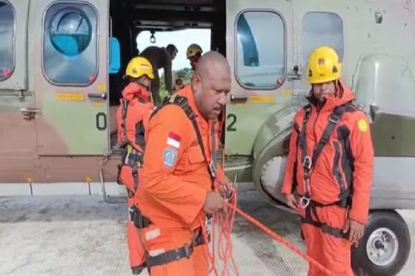 Dramatis! Penampakan Evakuasi 10 Korban Helikopter Jatuh di Mimika Papua