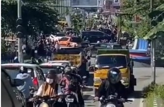 Penampakan Warga Mamuju yang Panik Pasca Gempa M5,8 Memadati Jalan Pusat Kota