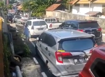 Penampakan Warga Mamuju yang Panik Pasca Gempa M5,8 Memadati Jalan Pusat Kota