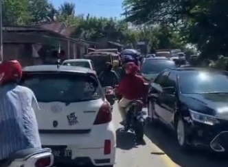 Penampakan Warga Mamuju yang Panik Pasca Gempa M5,8 Memadati Jalan Pusat Kota