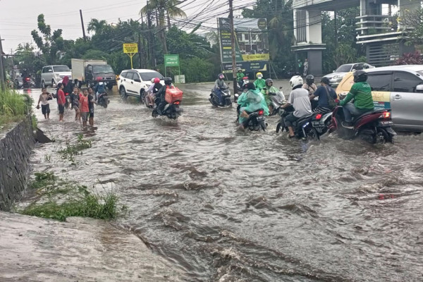 Nekat Tembus Banjir, Sejumlah Motor Mogok di Tangsel