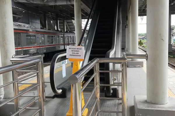 Penumpang KRL Stasiun Cakung Keluhkan Eskalator dan Lift Mati: Ini Dengkul Mau Copot Rasanya