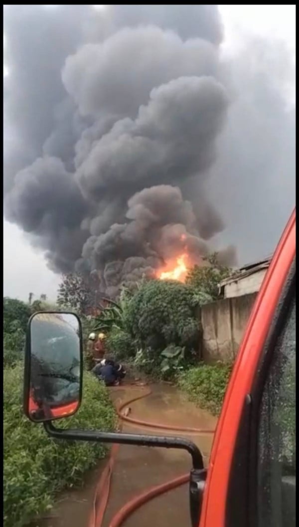 Pabrik Tiner Kebakaran Hebat di Tangerang, Api Membubung Tinggi