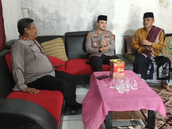 Silaturahmi ke Ponpes, Kapolsek Cibarusah Ajak Jaga Kamtibmas