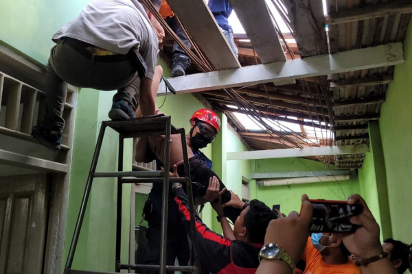 Heroik! Detik-detik Pemadam Kebakaran Pekalongan Selamatkan Pria yang Hendak Bunuh Diri