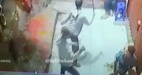 4 Pemuda Bersenjata Tajam Rampas Uang dan Ponsel Pedagang Nasi Goreng di Bekasi