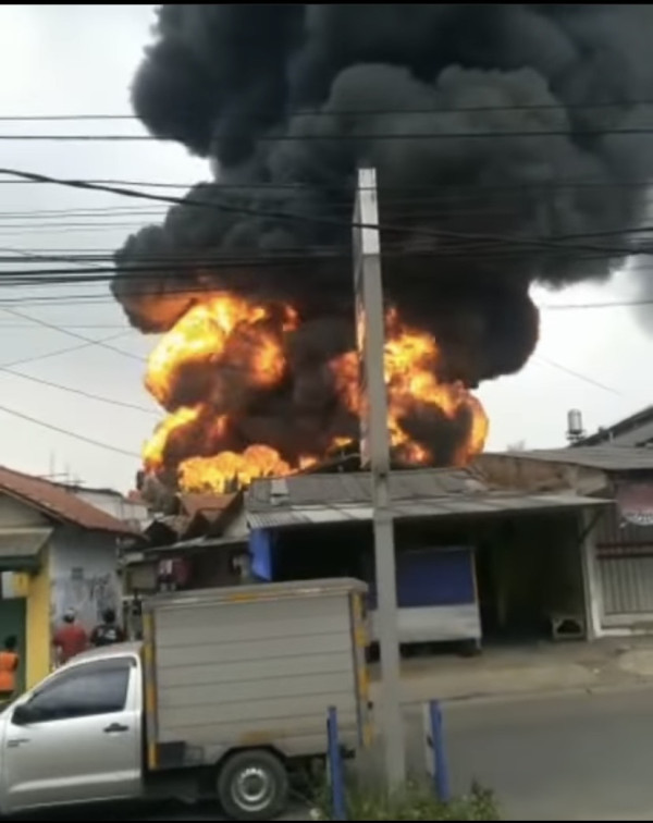 Pabrik Tiner Kebakaran Hebat di Tangerang, Api Membubung Tinggi