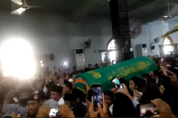 Lautan Manusia Antar KH. Dimyati Rois ke Peristirahatan Terakhir