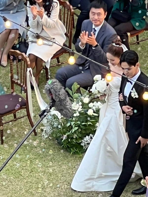 Viral Foto Pernikahan Park Min Young, Siapa Mempelai Prianya?