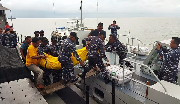 KLM Bintang Surya Terbakar di Perairan Pulau Nipah, 18 ABK Selamat tapi Nakhoda Tewas