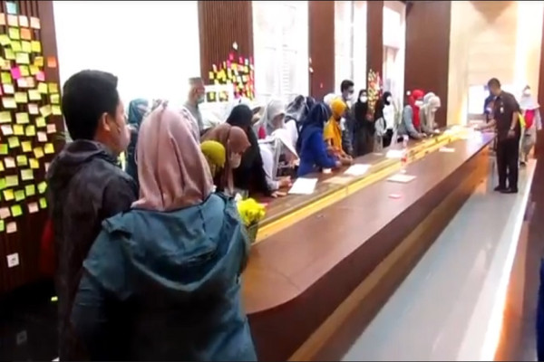 Jelang Kedatangan Jenazah Eril, Pelayat Berdatangan ke Gedung Pakuan