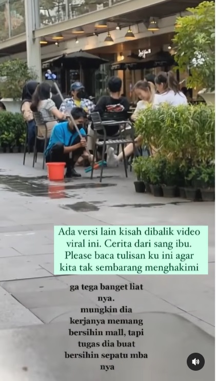 Viral! Pengunjung Mal Minta Cleaning Service Bersihkan Sepatunya, Faktanya Bikin Ngelus Dada
