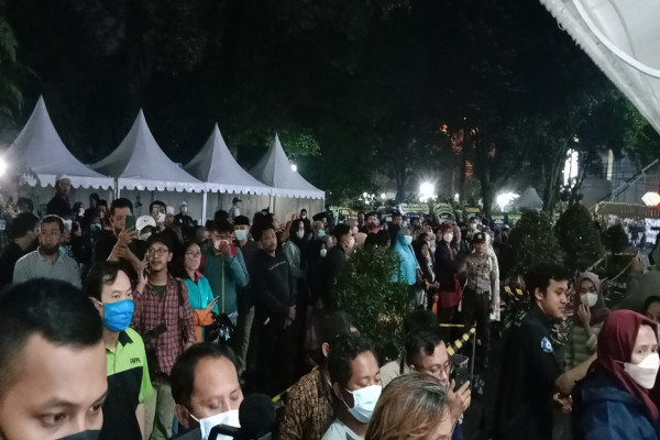 Ribuan Warga Terus Berdatangan ke Gedung Pakuan untuk Mendoakan Eril