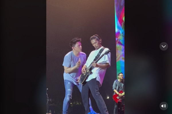 Aksi Fingering Ariel Noah di Panggung Viral, Warganet: Ini Rahasia Idaman Banyak Cewek