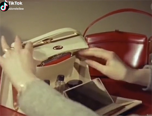 Viral! Tas Wanita Era 1950-an, Punya Ruang Khusus Skincare dan Cermin Ajaib