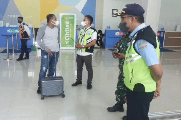 Bercanda Bawa Bom, Mantan Bupati Buton Selatan Diturunkan dari Pesawat