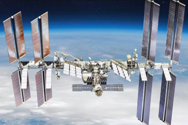 Kosmonot Rusia Temukan Fenomena Kristal Es di Jendela Stasiun Luar Angkasa Internasional