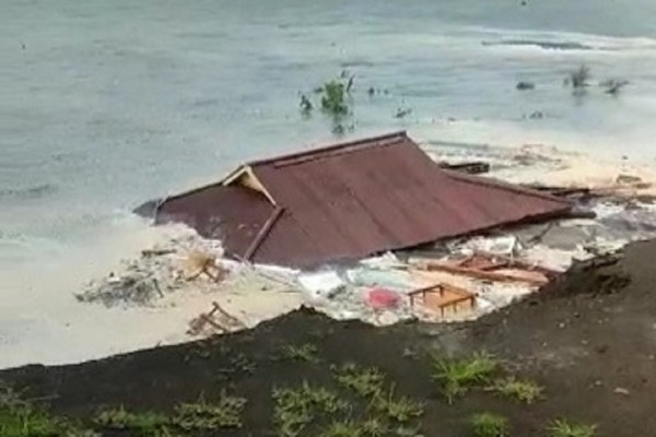 25 Rumah, 1 Restoran dan 1 Resort Hanyut Akibat Jembatan Ambruk di Minahasa Selatan
