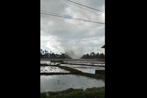 Ngeri! Detik-detik Pusaran Angin Puting Beliung Terjang Puluhan Rumah di Maros