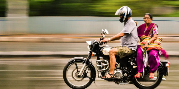 Denda Naik Motor Pakai Sandal di Berbagai Negara, di India Bisa Dikurung 15 Hari