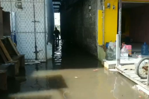Mendadak Diterjang Banjir Rob, Warga Pesisir Pasuruan Kelimpungan
