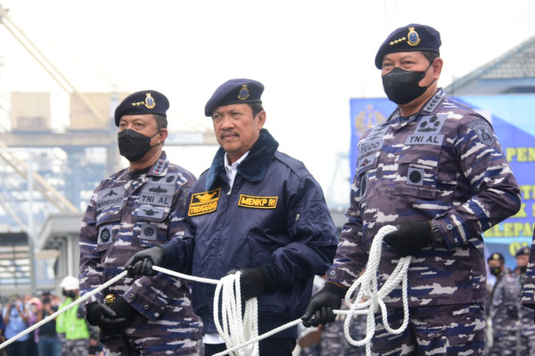 KSAL Sematkan Brevet Kehormatan kepada Menteri KP Sakti Wahyu Trenggono