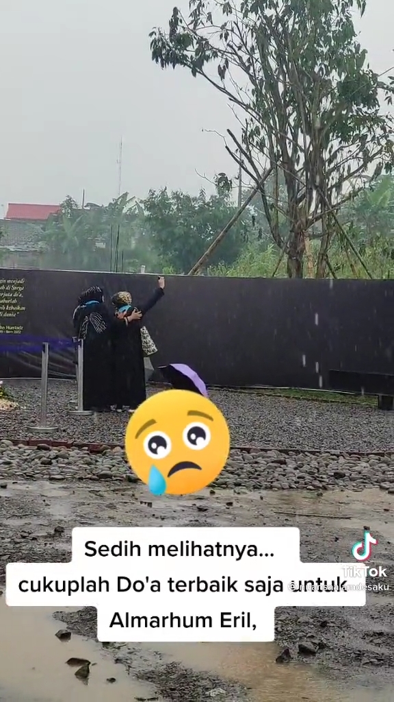 Makam Eril Dijadikan Tempat Selfie Emak-emak, Netizen Murka
