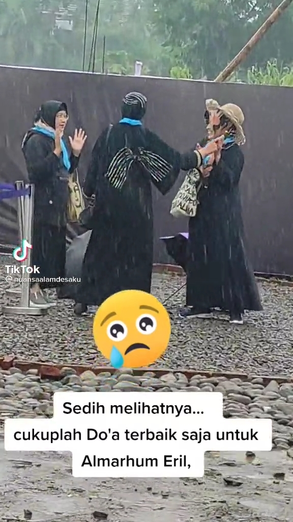 Makam Eril Dijadikan Tempat Selfie Emak-emak, Netizen Murka